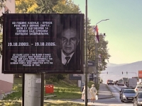 SRAMOTAN BILBORD: Uvredljive poruke upućene Aliji Izetbegoviću na ulazu u Lukavicu (FOTO)