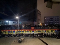 RAT GRAFITIMA NA ULICAMA SRBIJE: Aktivisti kreče zločinca Mladića i ratne poruke, navijači Zvezde bjesni poručili - 'Nema veze sa SNS-om'