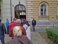 GRUPA MUŠKARACA I ŽENA MALTRETIRALI POSMATRAČICU U ZEMUNU: Ubacili joj pozive za glasanje u ruke i fotografisali je