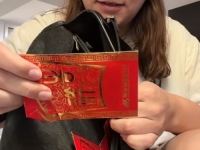 KUPILA TORBU NA BUVLJAKU, PA UNUTRA PRONAŠLA ČETIRI OMOTNICE: Kad ih je otvorila, ostala je u šoku (VIDEO)