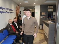 STUDENT KOJI JE 'ŽELIO DA UČI' SADA PREGLEDAVA PACIJENTE: Po čijem ovlaštenju to radi?