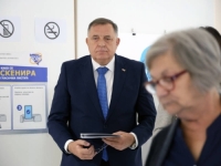 DODIK GLASAO U LAKTAŠIMA: Predsjednik SNSD-a na biračko mjesto stigao u pratnji supruge Snježane