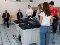 IZBORI U BiH POD BUDNIM OKOM AMERIKE: Na biračkim mjestima 15 timova Ambasade SAD-a (FOTO)