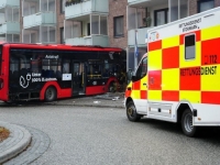 UŽAS U RANO JUTRO: Školski autobus s 20 djece udario u zid kuće, vozač ostao zarobljen