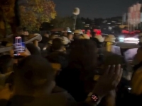 SNIMLJEN KLJUČNI TRENUTAK: Pogledajte kako je probijen policijski kordon ispred Informera (VIDEO)