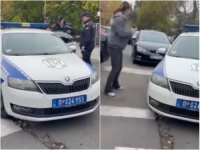 POLICIJA PRIVELA MUŠKARCA U BEOGRADU: On izašao na druga vrata vozila (VIDEO)