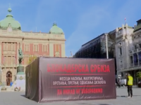 KAMPANJA SE ZAOŠTRAVA: U Beogradu osvanula 'crna kutija', na njoj piše 'Da nikad ne zaboravimo!'