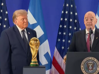 TRUMP U CENTRU SKANDALA: Preispituje se priznanje koje mu je lično uručio Gianni Infantino
