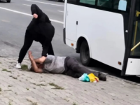 ŽENA IZBACILA MUŠKARCA IZ AUTOBUSA I PRETUKLA GA: Prolaznik sve snimao, motiv napada su teške, ali nepotvrđene optužbe (VIDEO)