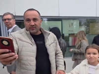 'ŠTA MU RADE, NJEMU DO ŽIVOTA NIJE': Režimski PR krenuo po zlu, Svi komentarišu lice Aleksandra Vučića dok se slika s građanima (VIDEO)