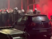 OPSADNO STANJE U LAZAREVCU: Policija čuva SNS nakon što su njihovi aktivisti motkama napali građane (VIDEO)