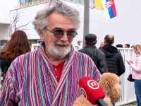 NEOBIČNA ODJEVNA KOMBINACIJA I PAS: Beograđanin došao na glasanje u kućnom ogrtaču, a iza ovog prizora krije se poseban razlog