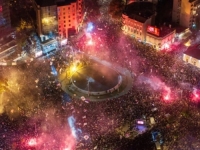SLAVIJA PREPUNA, VUČIĆ PRED IZAZOVOM: Američki AP piše o 'stotinama hiljada' ljudi na skupu studenata...