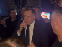 DODIK PROGLASIO POBJEDU PA SE UHVATIO MIKROFONA: Zapjevao hitove Brene i Mitra Mirića i poručio - 'Da nije bilo veličanstvene pobjede Trumpa mi bismo...' (VIDEO)