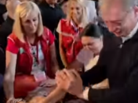 VUČIĆ POLJUBIO ŽENU KOJOJ JE POZLILO PA OBJAVIO VIDEO: 'Uskrisuje mrtve'