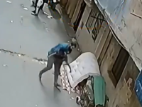 SCENE KAO IZ FILMA: Prolaznik u posljednji trenutak uhvatio četverogodišnjeg dječaka koji je padao sa drugog sprata (VIDEO)