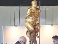 PROVOKACIJA KOJA ĆE RAZBJESNITI WASHINGTON: U Evropskom parlamentu osvanula pozlaćena skulptura golog Trumpa (VIDEO)