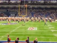 ŠOKANTNE SCENE TOKOM POKAZNE VJEŽBE: Vojnik pao s krova stadiona, publika ostala u nevjerici (VIDEO)