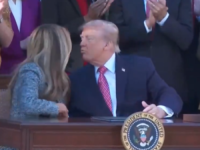 TRUMP POKUŠAO POLJUBITI MELANIJU: Njezin potez izazvao je brojne reakcije na mrežama