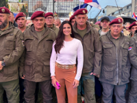 KONTROVERZNA AMERIČKA DESNIČARKA STIGLA U SRBIJU: Palila Kur'an i LGBT knjige, pa došla podržati Vučića, u objavi na društvenim mrežama označila i Đokovića