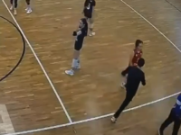 UŽASNE SCENE: Trener usred utakmice žestoko udario maloljetnu igračicu (VIDEO)