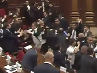 POTPREDSJEDNIK PARLAMENTA GAĐAO OPOZICIJU STOLICOM: Poslanici se brutalno potukli pred kamerama zbog 'ministarstvu seksa' (VIDEO)