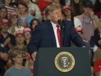 ŠIRI SE NEVJEROVATNA SNIMKA: Donald Trump na predizbornom skupu počeo ispuštati čudne zvukove...