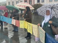 BORE SE ZA PRAVDU I ISTINU: Majke Srebrenice s protesta u Tuzli pružile podršku MC Potočari i Faruku Đoziću