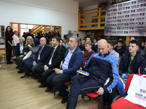 'IZOŠTRI UM – SUPSTANCI NA DISTANCU': MUP Kantona Sarajevo pokrenuo veliku akciju u srednjim školama!