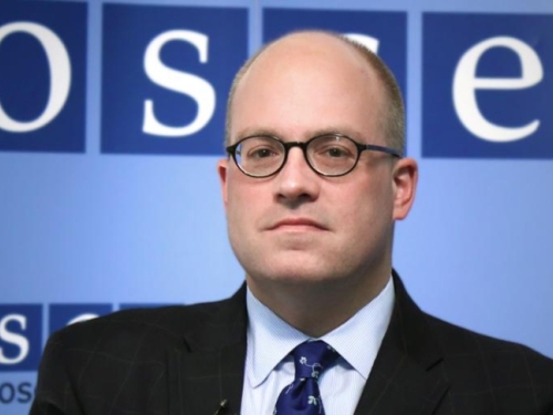PIŠE LI JONATHAN MOORE ZAKON O DRŽAVNOJ IMOVINI: Za jedan medij je obećao 'rad u skladu s Dejtonom'