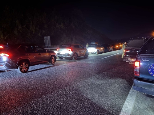 TEŽAK UDES NA AUTOPUTU VISOKO-SARAJEVO: Vozilo u plamenu, nastale duge kolone