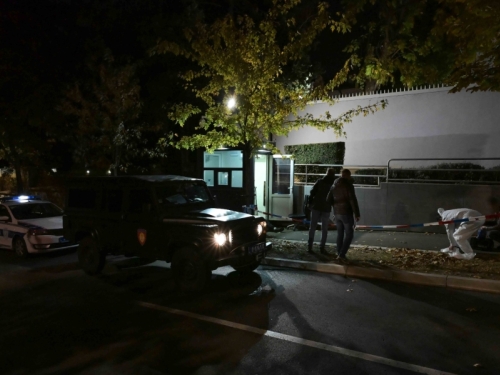 CURE DETALJI DRAME ISPRED AMBASADE IZRAELA U BEOGRADU: Napadač nožem pogodio pripadnika Žandarmerije, ubijen je na licu mjesta...