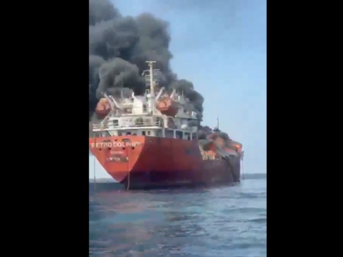 POJAVIO SE GUSTI DIM I GLASOVI U PANICI: Snimak otkrio kako izgleda tanker u Hormuškom moreuzu nakon napada