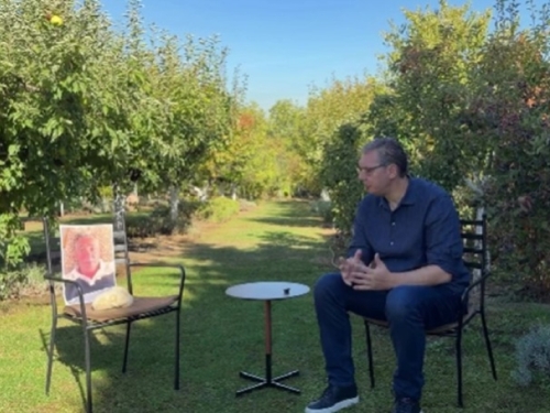 VODIO MONOLOG PRED PRAZNOM STOLICOM: Vučić objavio snimak kako razgovara s kamenom za kupus