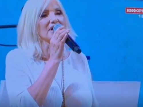 KAKO JE VUČIĆEVA PJEVALJKA OSKRNAVILA SEVDALINKU: Pogledajte ovo izvođenje na predizbornom mitingu SNS-a (VIDEO)