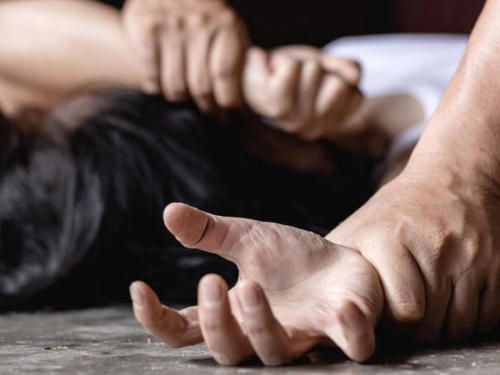 UŽAS U CRNOJ GORI: Silovao ženu i primoravao je na seksualne odnose sa drugima