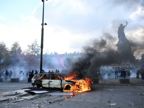 BIZARAN INCIDENT TOKOM PROTESTA U FRANCUSKOJ: Pljačkaš u Parizu ukrao vrijedan predmet Lionela Messija (FOTO)