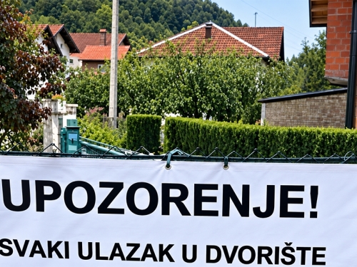 HIT NA INTERNETU: Natpis u Dževadovom dvorištu uoči izbora u BiH širi se društvenim mrežama...
