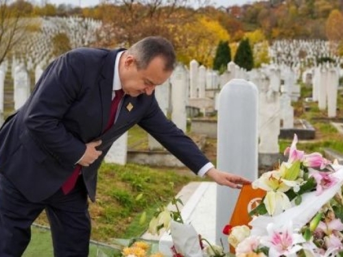 IVICA DAČIĆ OBJAVIO FOTOGRAFIJE S GROBA HALIDA BEŠLIĆA: 'Uz njegovu pjesmu sam se probudio iz kome'