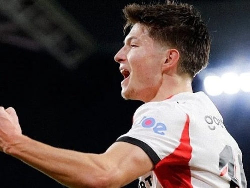 MAJSTORIJA ESMIRA BAJRAKTAREVIĆA U DRESU PSV-a: Poslao čuvara na pod, pa savršeno namjestio gol (VIDEO)