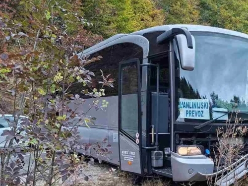 POZNATI DETALJI NESREĆE KOJU JE DOŽIVJELA EKIPA FAMOSA: Klub se oglasio o stanju ekipe