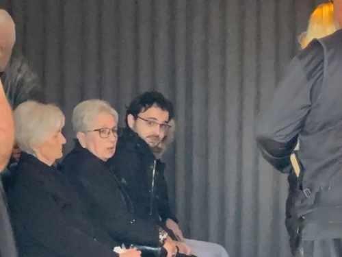 GORAN BARE JE OSTAVIO SINA OD 5 GODINA: On je danas došao na pogreb svog oca, sa posebnom porukom na vijencu
