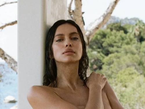 IRINA SHAYK SKINULA BRUS, PA OSTALA SAMO U KOŽNIM PANTALONAMA: Fotografija instant srušila Instagram