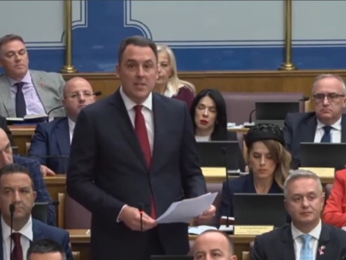 GOVOR IVANA VUKOVIĆA POTRESAO REGION: 'Pokušajte da brojite do 8,372 i pritom, pokušajte da svake sekunde zamislite po jedno lice nekoga koga poznajete. Zamislite đecu koju volite najviše na svijetu…' (VIDEO)