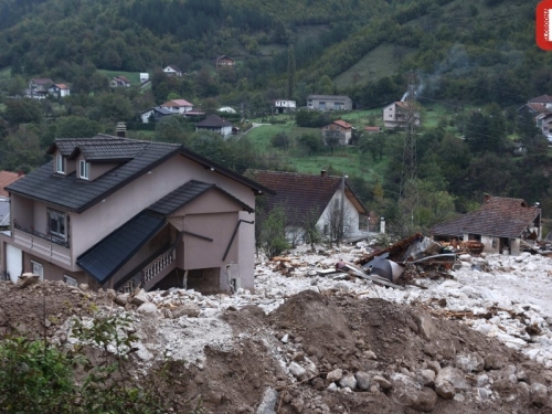 DVIJE GODINE ČEKAJU KROV NAD GLAVOM: Kuće u Donjoj Jablanici nisu završene, porodice očajne, i dalje žive u kontejnerima