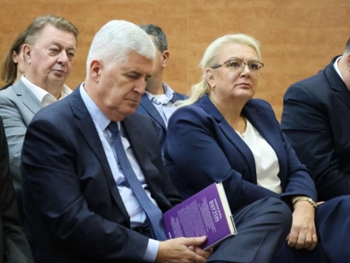 NEUGODNO U MOSTARU: Dok se pričalo o stvaranju hrvatske diplomacije - lider HDZ-a BiH Dragan Čović zamišljeno je zurio u pod...