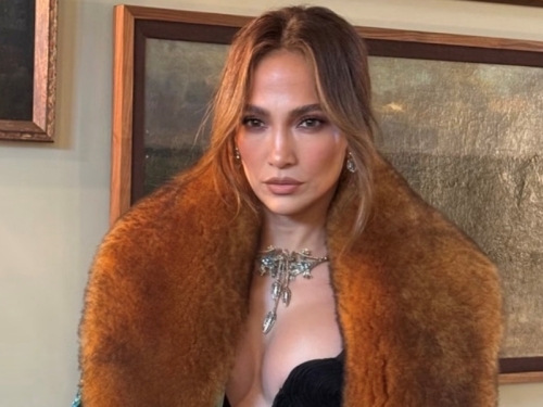 JEDNO IZDANJE, MILION POGLEDA: Jennifer Lopez u crnom izdanju pokazala zašto je i dalje kraljica glamura... (FOTO)