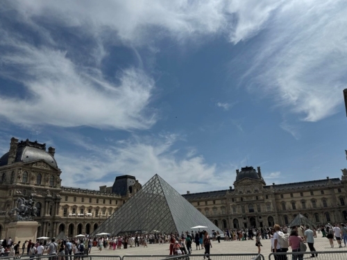 NEMIRI U FRANCUSKOJ PRENIJELI SE I NA LOUVRE: Studenti blokirali ulaze u jedan od najpoznatijih muzeja svijeta...