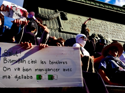 PORUKA SA SNAPCHATA POSTALA NESLUŽBENI SLOGAN PROTESTA U FRANCUSKOJ: Šta znači 'Bismillah, c'est les ténèbres'