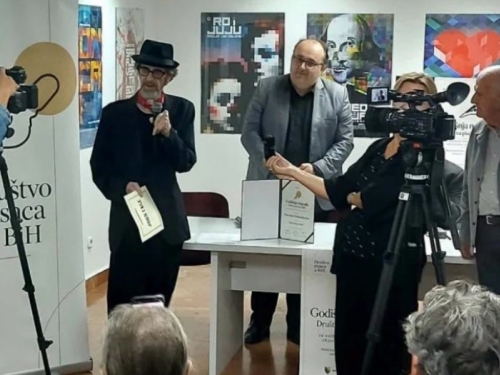 ZA 'MALI ROMAN O TIŠINI': Semezdin Mehmedinović dobitnik prestižne nagrade